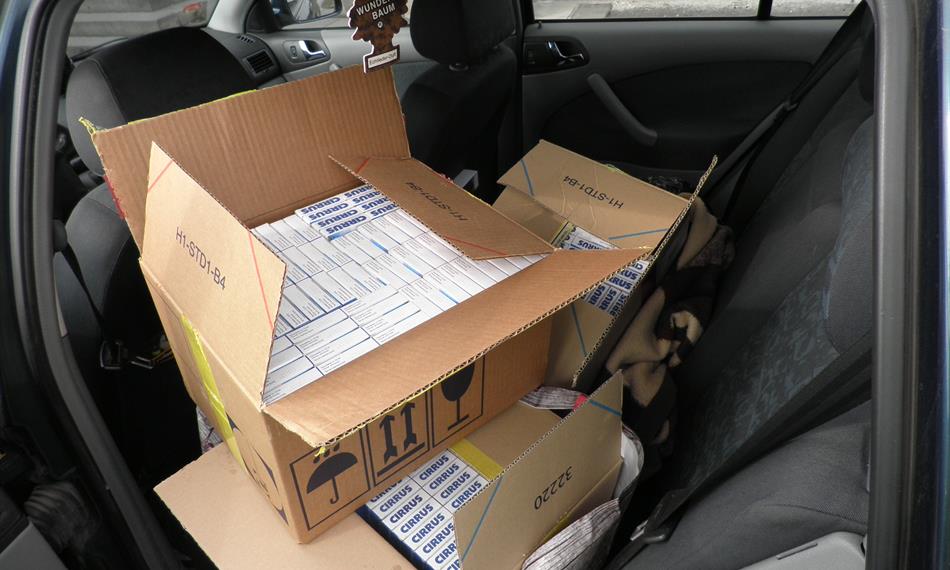 2016-3-15-1023celníci HK CIRRUS 03-2016 krabice v autě.JPG